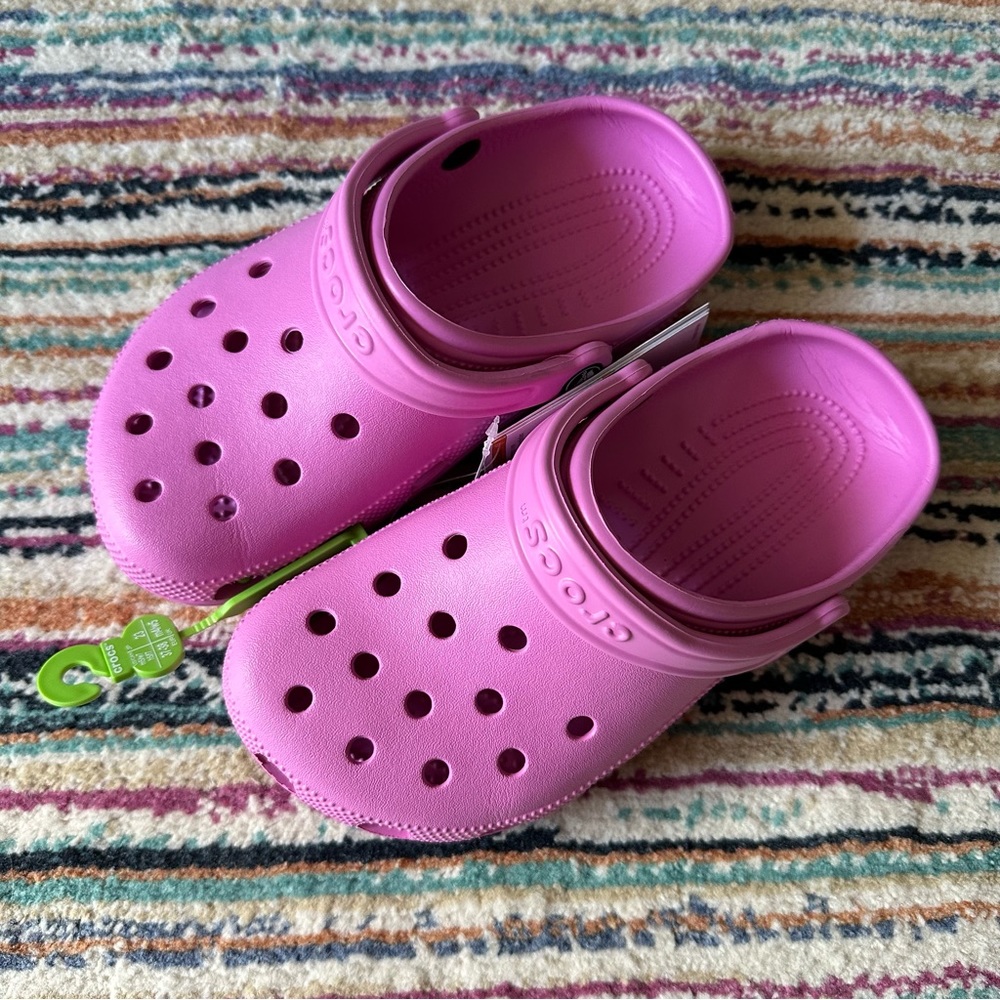 Crocs Classic Clog in Taffy Pink